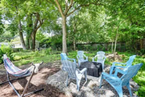 1 Mi to Beach Home with Patio and Grill in Hampton!